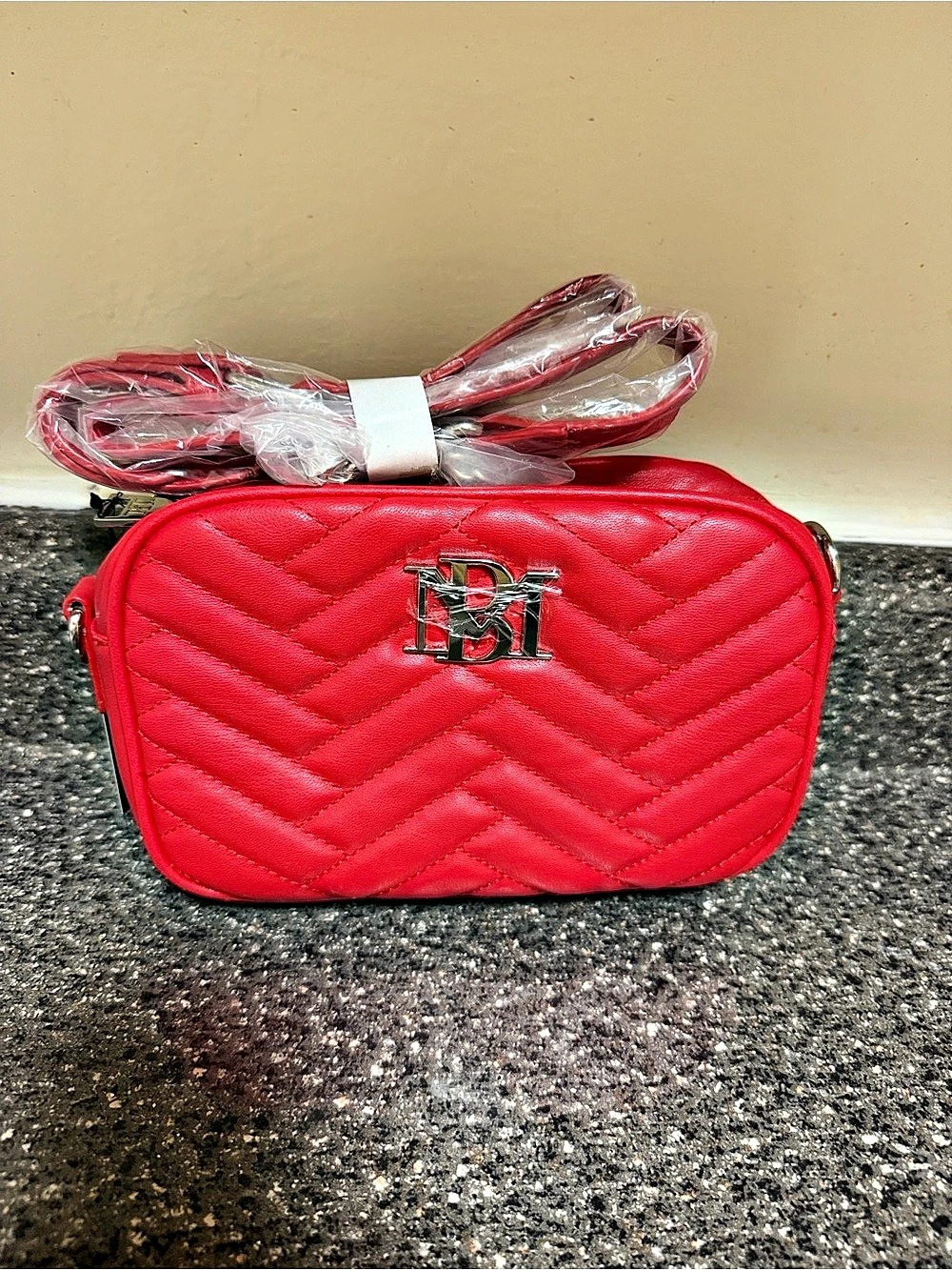 Badgley Mischka Camera Bag w/ Slip Pocket on the Back Red Vegan Leather